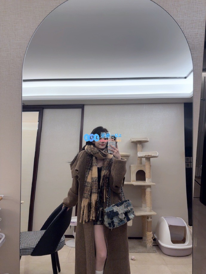 LPL主持人小钰分享照片：温暖时尚的煮鱼风格与美拉德系冬季搭配