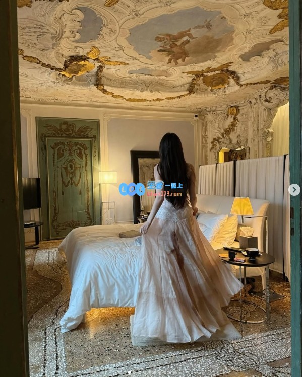 Ming绯闻女友1saye分享美丽瞬间：黑色礼服巧妙展现腰间白皙肌肤的迷人魅力~