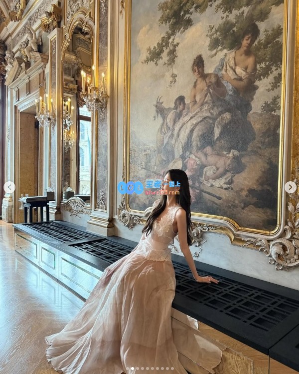 Ming绯闻女友1saye分享美丽瞬间：黑色礼服巧妙展现腰间白皙肌肤的迷人魅力~