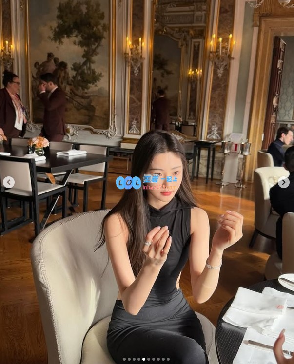 Ming绯闻女友1saye分享美丽瞬间：黑色礼服巧妙展现腰间白皙肌肤的迷人魅力~