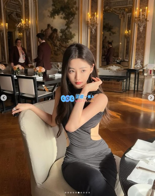 Ming绯闻女友1saye分享美丽瞬间：黑色礼服巧妙展现腰间白皙肌肤的迷人魅力~