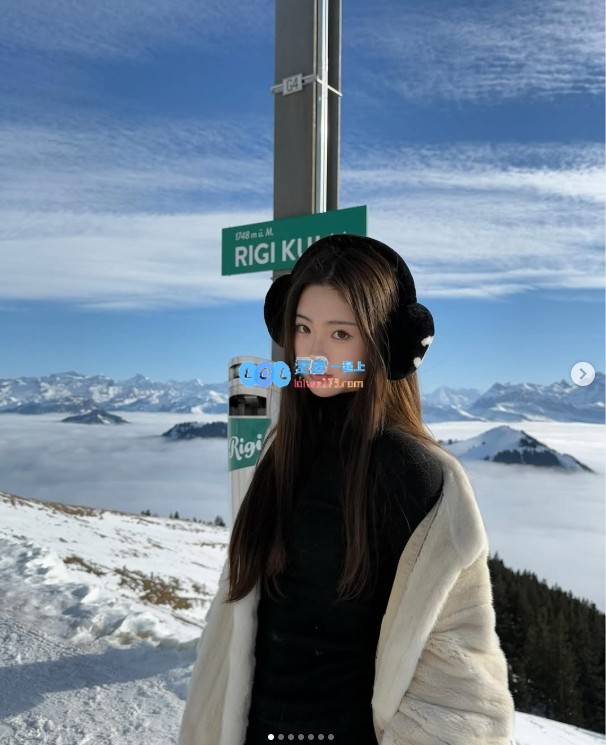 Ming绯闻女友1saye分享雪地照：高领毛衣搭配美景真是绝配呢！