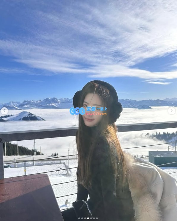 Ming绯闻女友1saye分享雪地照：高领毛衣搭配美景真是绝配呢！