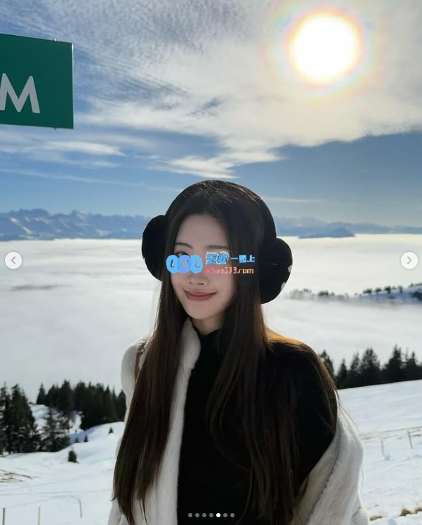 Ming绯闻女友1saye分享雪地照：高领毛衣搭配美景真是绝配呢！