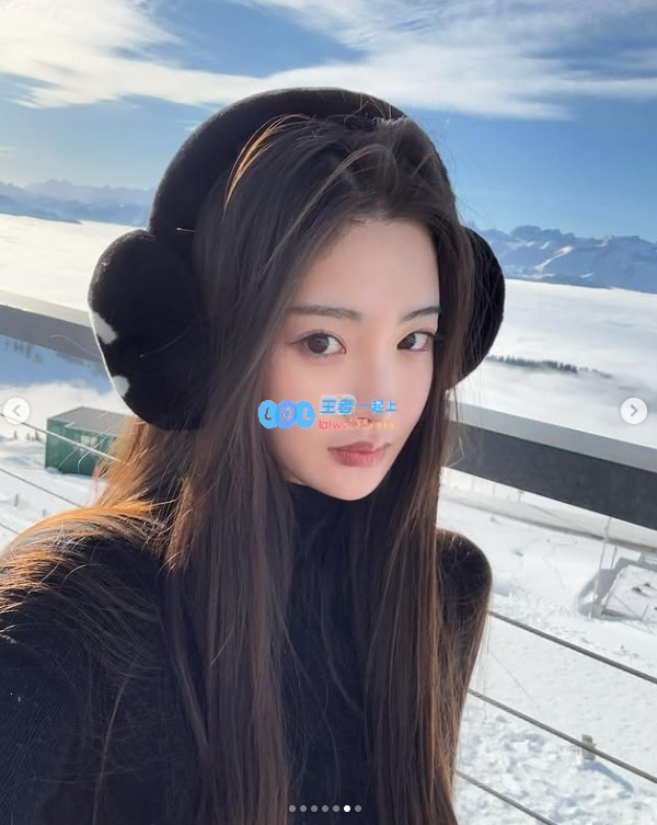 Ming绯闻女友1saye分享雪地照：高领毛衣搭配美景真是绝配呢！