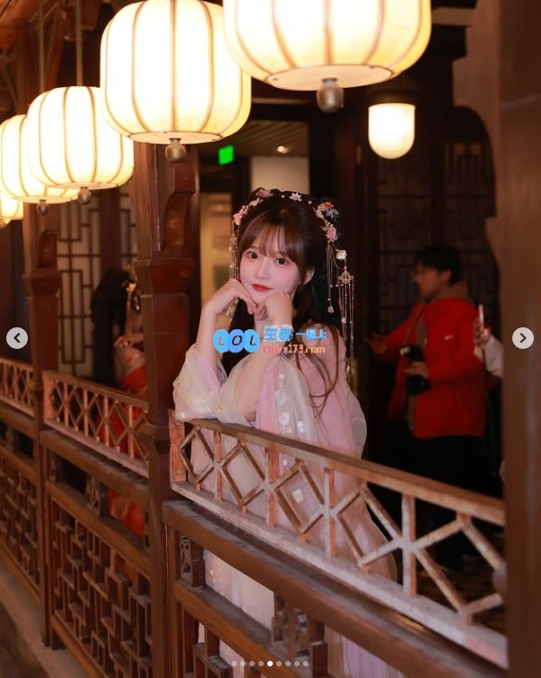 《完蛋美女》韩剧演员mj分享旅游趣照：与姐妹游玩上海豫园尽享美好时光