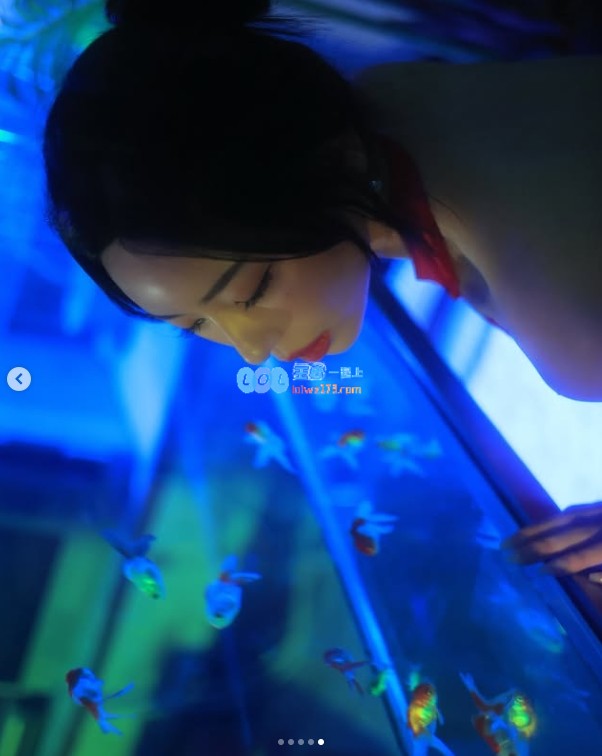 ?韩版《完蛋美女》演员分享美照：这个背部没去拔罐实在可惜了！