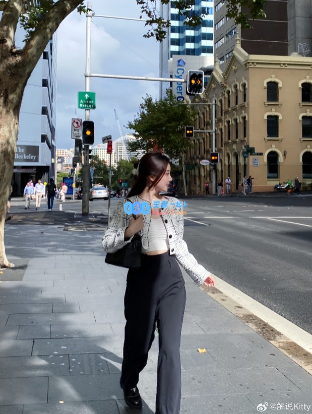 Kitty分享美丽瞬间：热爱城市漫步的她在街头的俏皮自拍?♀️