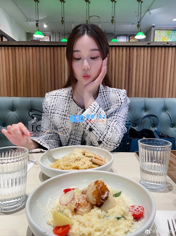 Kitty分享美丽瞬间：热爱城市漫步的她在街头的俏皮自拍?♀️