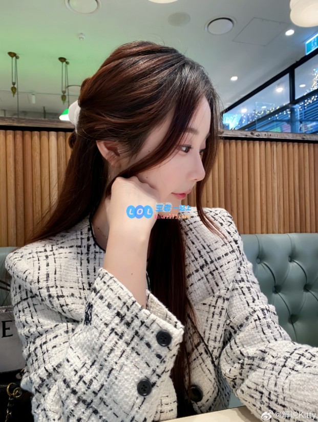 Kitty分享美丽瞬间：热爱城市漫步的她在街头的俏皮自拍?♀️