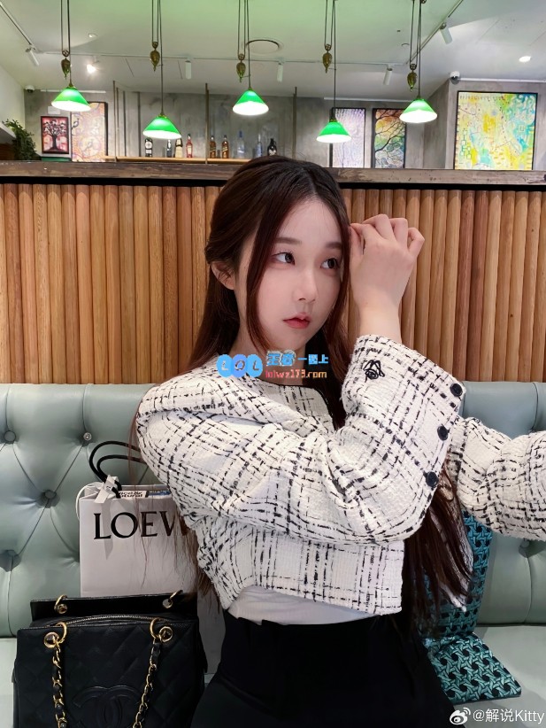 Kitty分享美丽瞬间：热爱城市漫步的她在街头的俏皮自拍?♀️