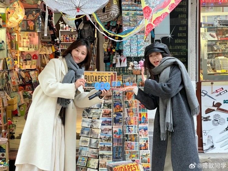 浪漫布达佩斯之旅，LPL主持人骆歆分享她的黑白配大衣照片
