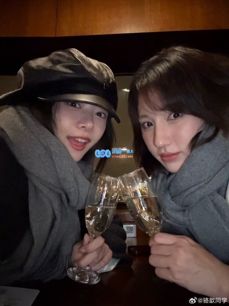 浪漫布达佩斯之旅，LPL主持人骆歆分享她的黑白配大衣照片