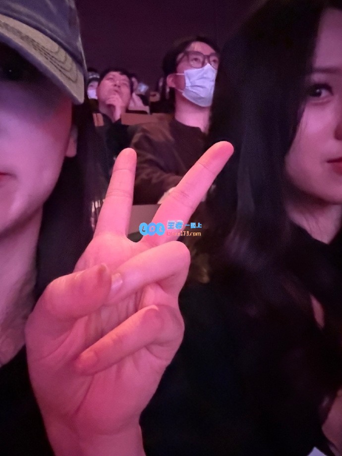 H4cker老婆意外现身观赛，没想到竟然在旁边遇见了suki，真是太巧合了