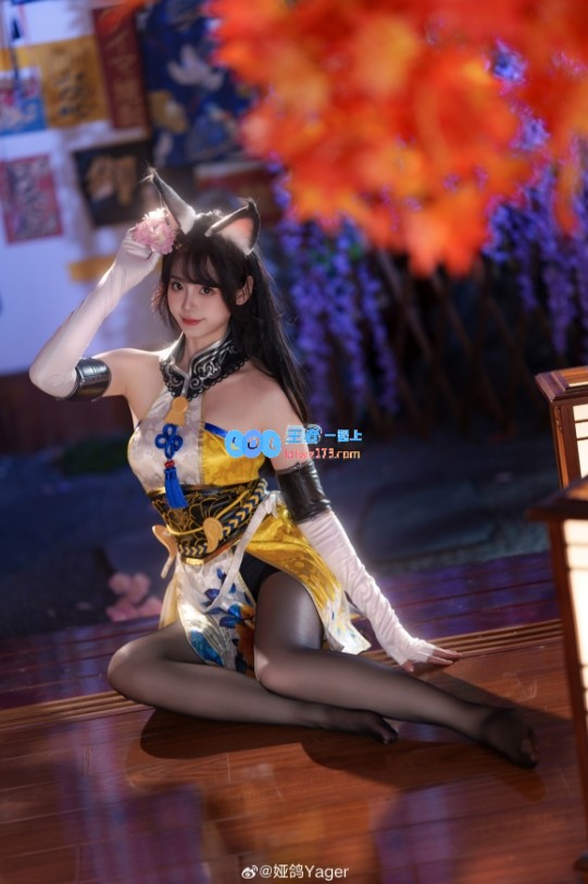 猫耳搭配黑丝！性感妩媚的胡桃COS女主持，完美展现魅力与风格