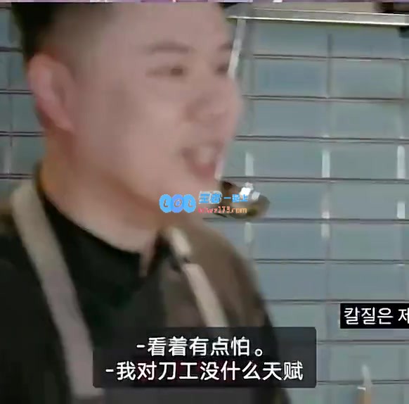 当厨师目睹Faker切蒜时，他忍不住感到害怕，担心其手部安全，毕竟手对职业至关重要