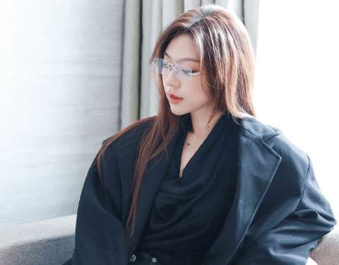 天云发布巅峰之夜妆造：不会有人责怪老公发照片太晚吧？