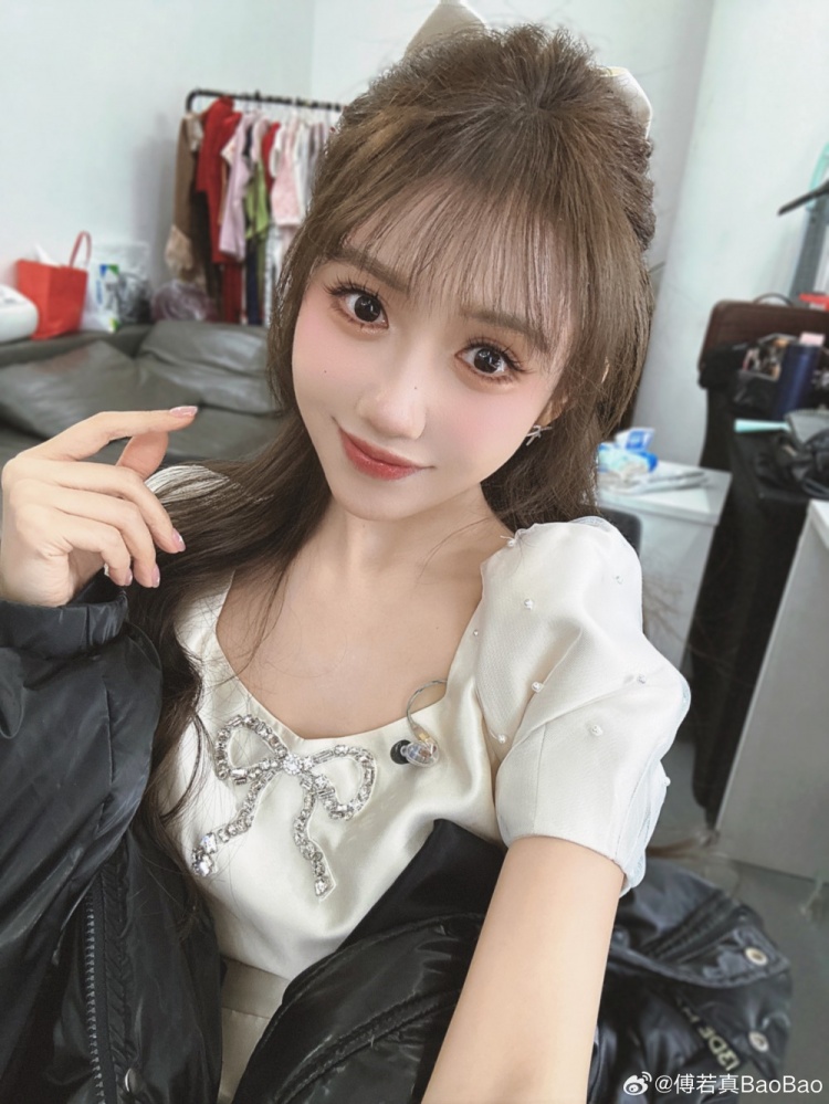 LPL主持人BaoBao晒照：新赛季第一班也是回归LPL整整两周年
