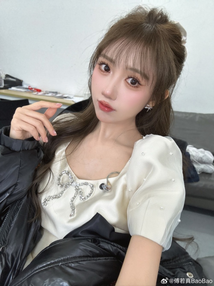 LPL主持人BaoBao晒照：新赛季第一班也是回归LPL整整两周年