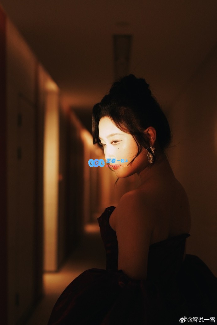 王者荣耀女主播花海之旅晒美照：愿我们的未来如花般灿烂绽放