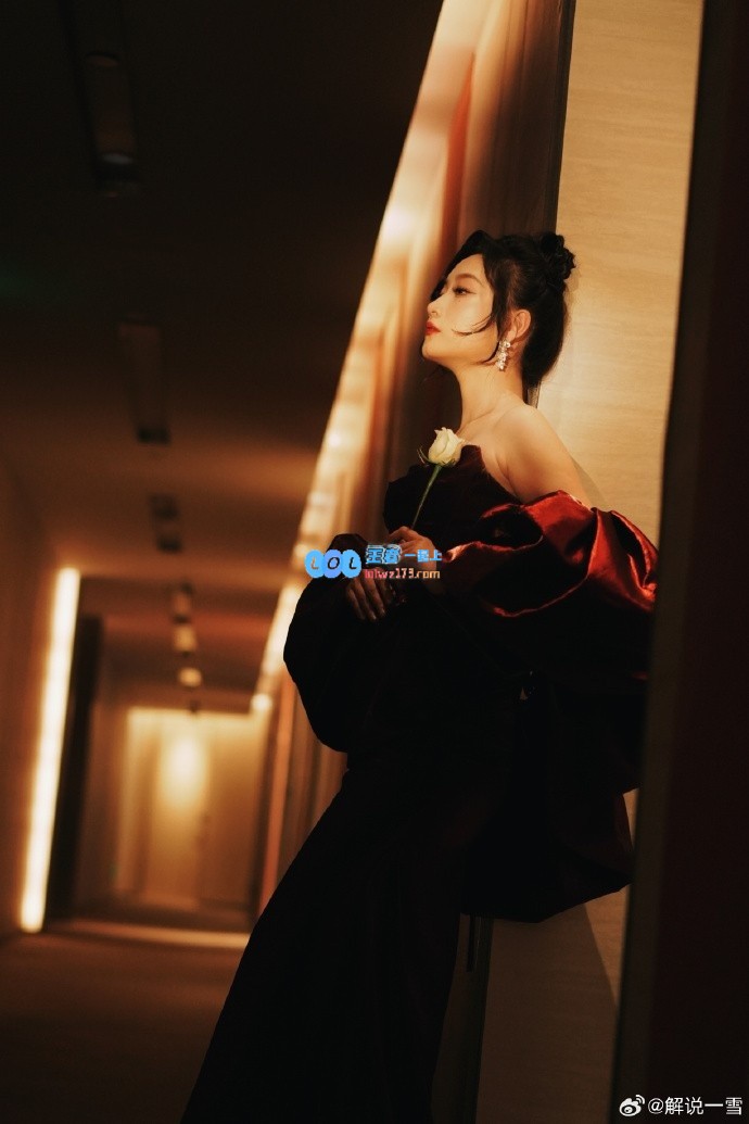 王者荣耀女主播花海之旅晒美照：愿我们的未来如花般灿烂绽放