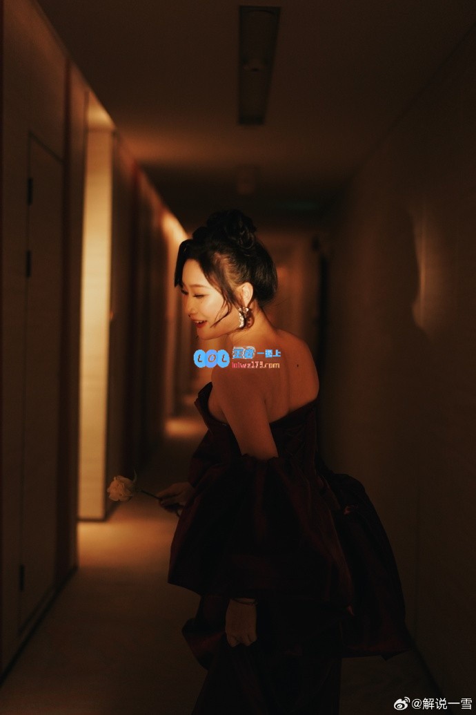 王者荣耀女主播花海之旅晒美照：愿我们的未来如花般灿烂绽放