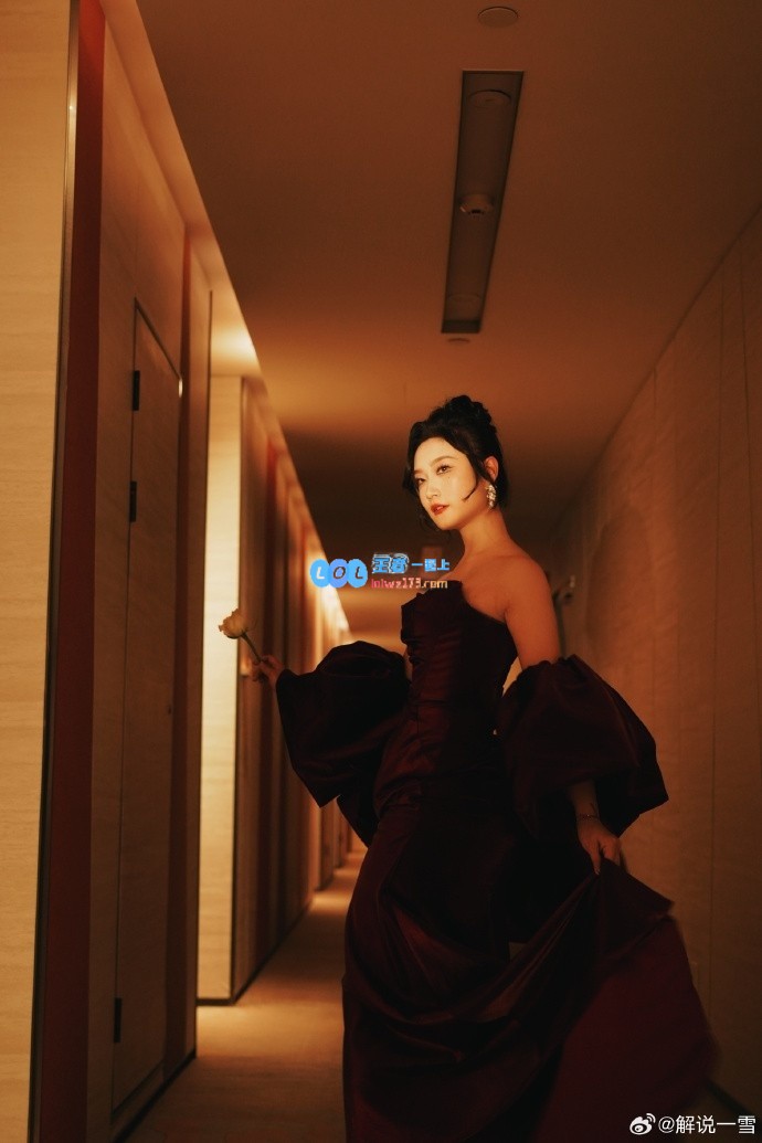王者荣耀女主播花海之旅晒美照：愿我们的未来如花般灿烂绽放