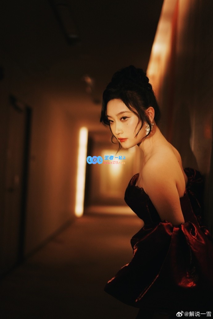 王者荣耀女主播花海之旅晒美照：愿我们的未来如花般灿烂绽放
