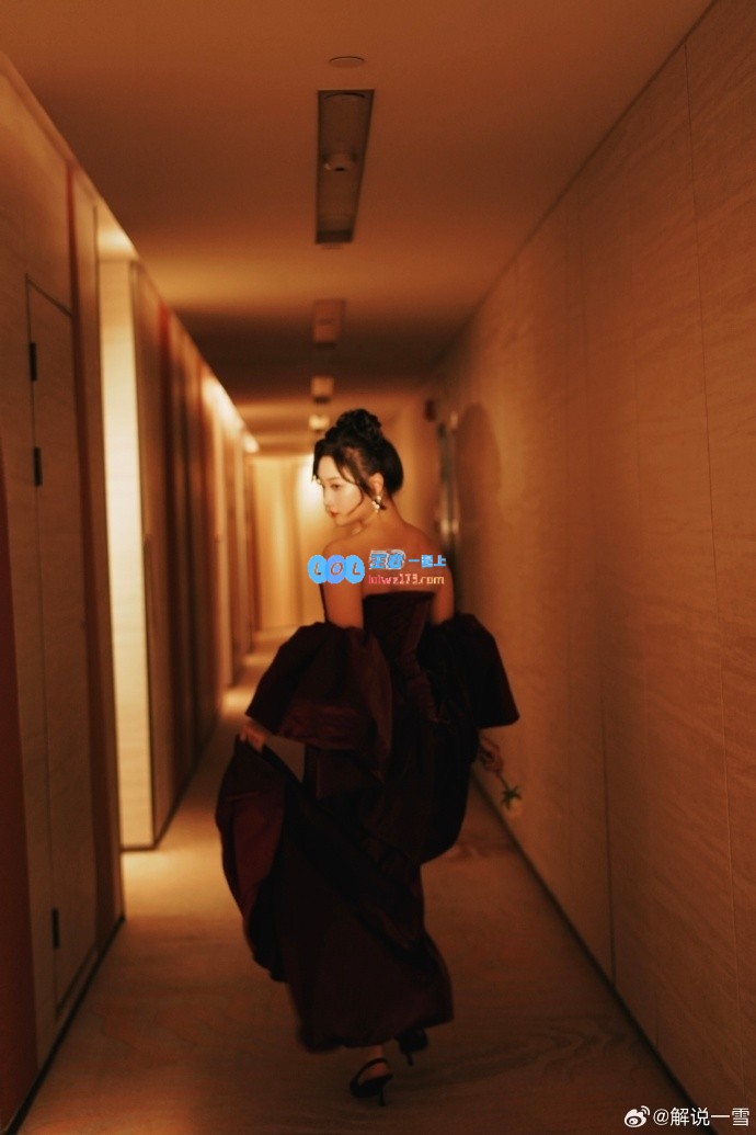 王者荣耀女主播花海之旅晒美照：愿我们的未来如花般灿烂绽放