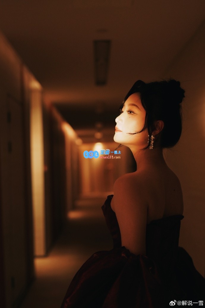 王者荣耀女主播花海之旅晒美照：愿我们的未来如花般灿烂绽放