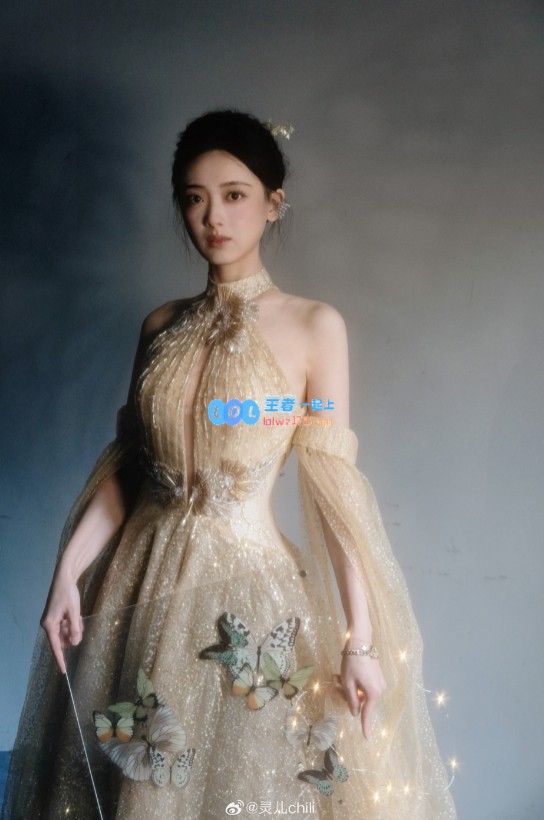 灵儿分享美照：金色象征着辉煌与希望，蝶舞代表着蜕变与盛放