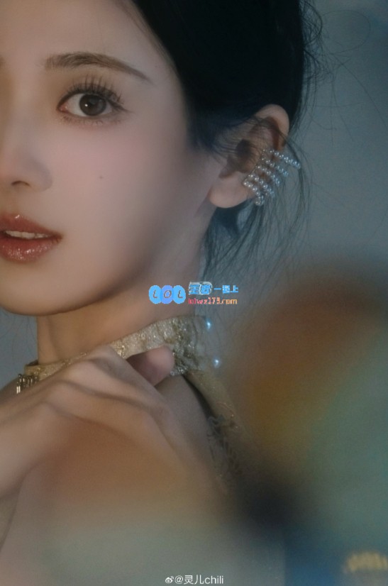 灵儿分享美照：金色象征着辉煌与希望，蝶舞代表着蜕变与盛放