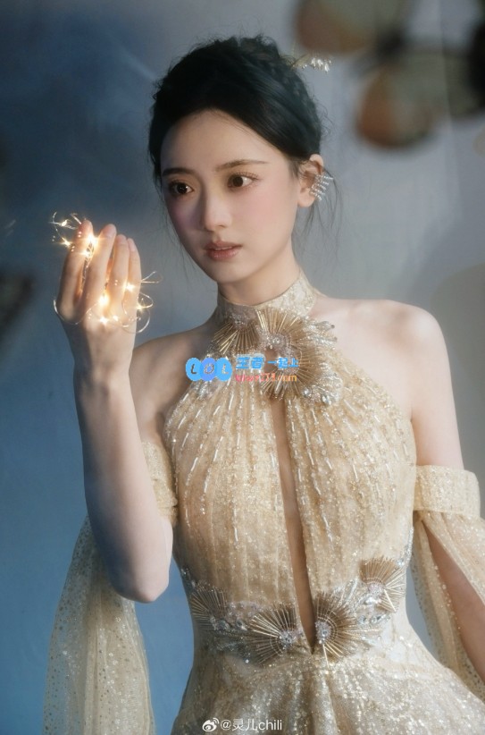 灵儿分享美照：金色象征着辉煌与希望，蝶舞代表着蜕变与盛放