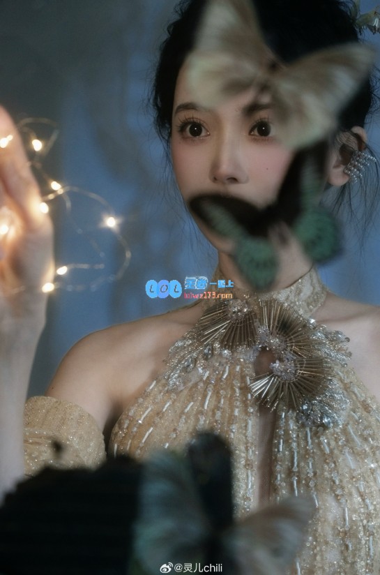 灵儿分享美照：金色象征着辉煌与希望，蝶舞代表着蜕变与盛放