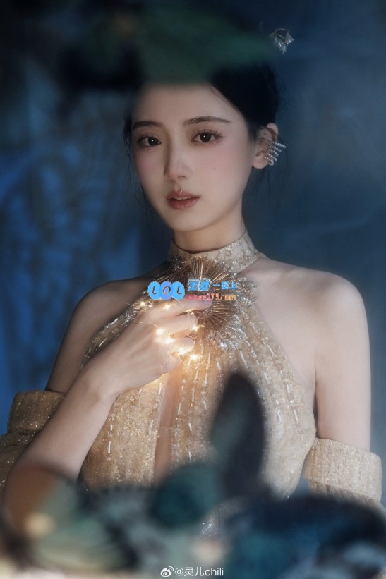 灵儿分享美照：金色象征着辉煌与希望，蝶舞代表着蜕变与盛放
