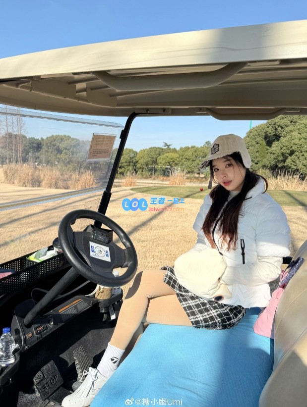 糖小幽分享照片：展现直球风格的迷人美女