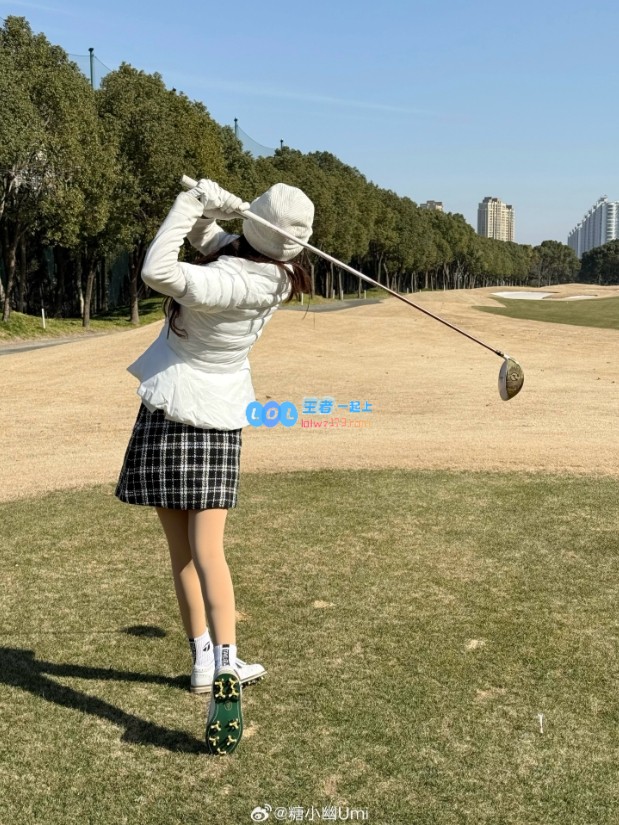 糖小幽分享照片：展现直球风格的迷人美女