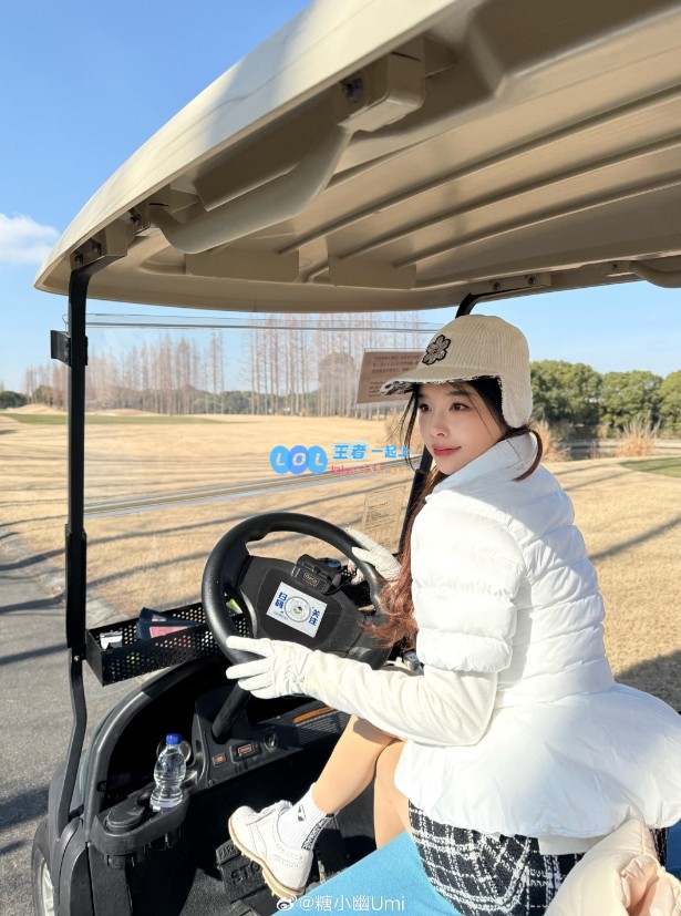 糖小幽分享照片：展现直球风格的迷人美女