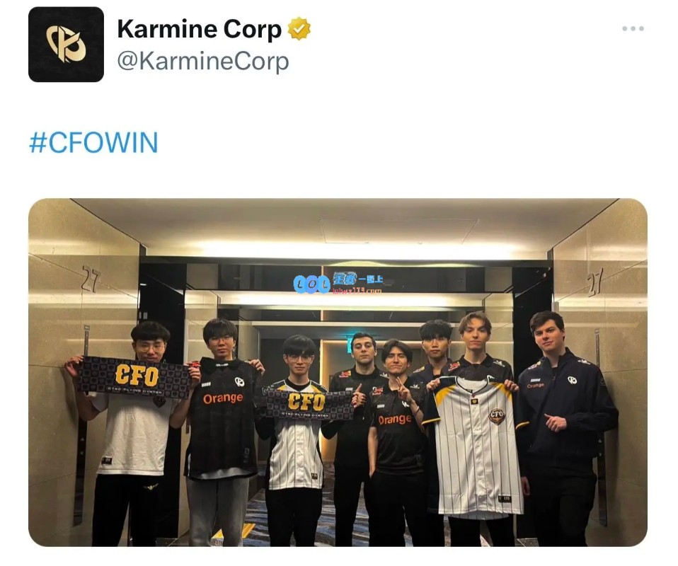 KC与CFO交换队服的精彩瞬间：CFO，为我们的胜利加油！