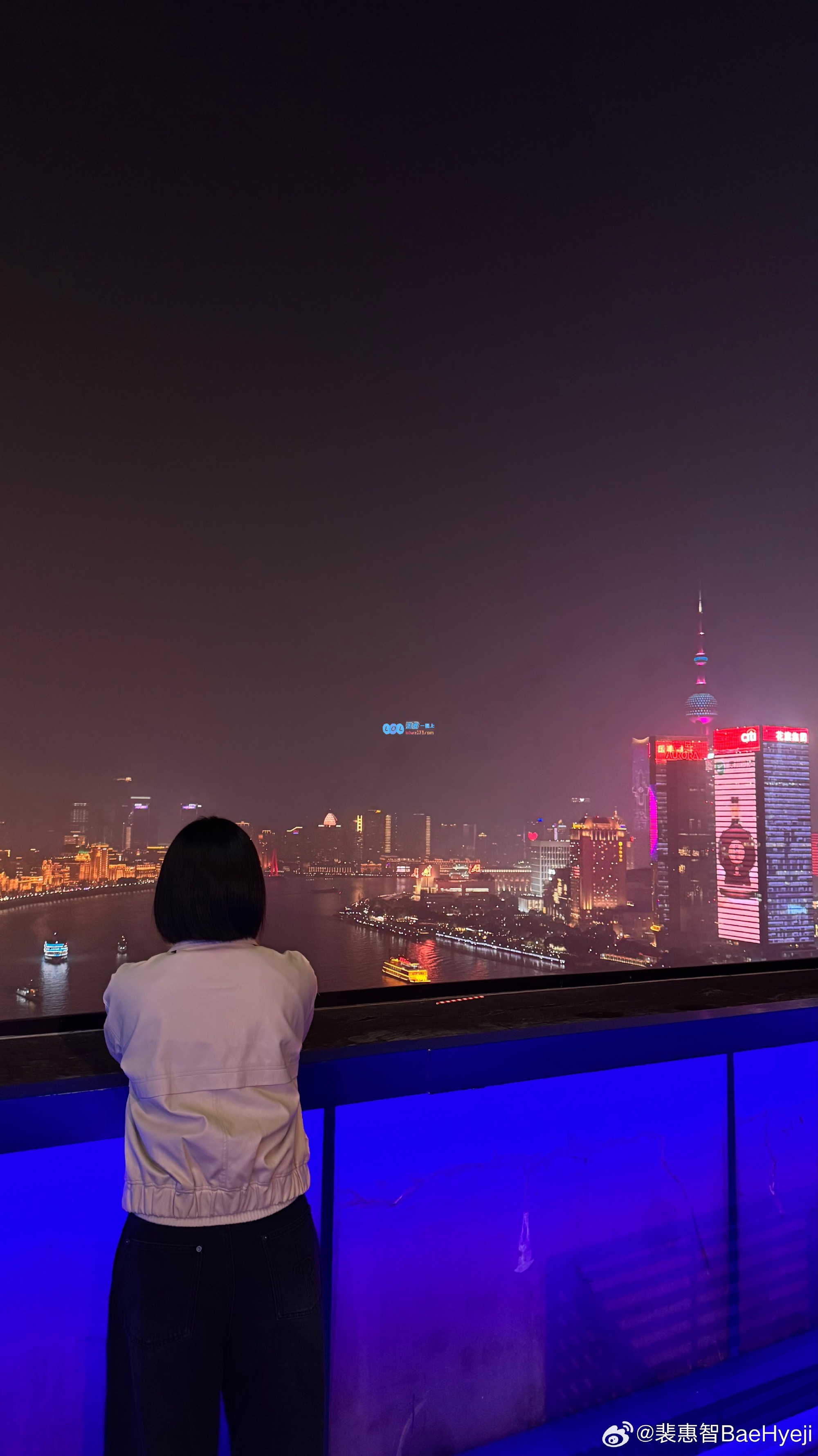 LCK女主持人裴惠智分享生活照：希然请我尝螃蟹~中国真是太美好了?