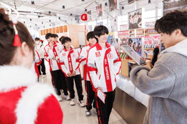 AG发布新队服合照：我们红凑在一起永远都是笑眯眯的耶