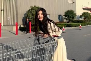 互动女主持人张小薇分享美照：今天又被猪美芮的情绪价值满满夸赞了哦~