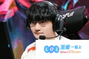 WBG分享LPL第二赛段揭幕战的激情赛前返图：Tian满脸笑容与战队老将Xiaohu亲密交流
