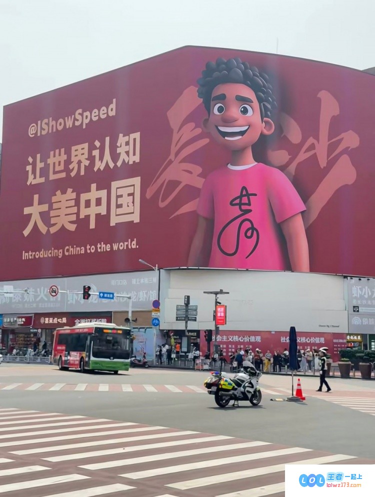 如此耀眼的盛举！长沙市中心大屏幕满怀感激地向Speed致敬，助力让全球更好地认识大美中国