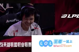 精彩回顾：TES与WBG激情对决选边赛中，Creme凭借精彩表现摧毁一塔成功赢下SOLO，TES在首局大战中选择蓝方阵容