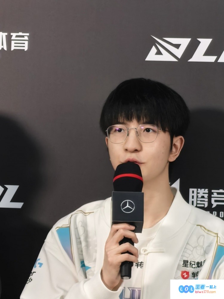 Solo比赛中某选手闭目养神的真实原因揭晓！Elk坦言因待机时间过长，被主持人要求休息放松