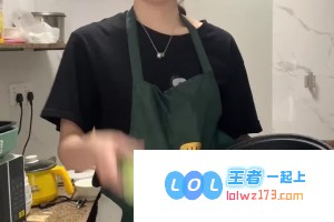 曾经的青春岁月：女生在二十岁时的梦想与如今二十岁生活的精彩对比