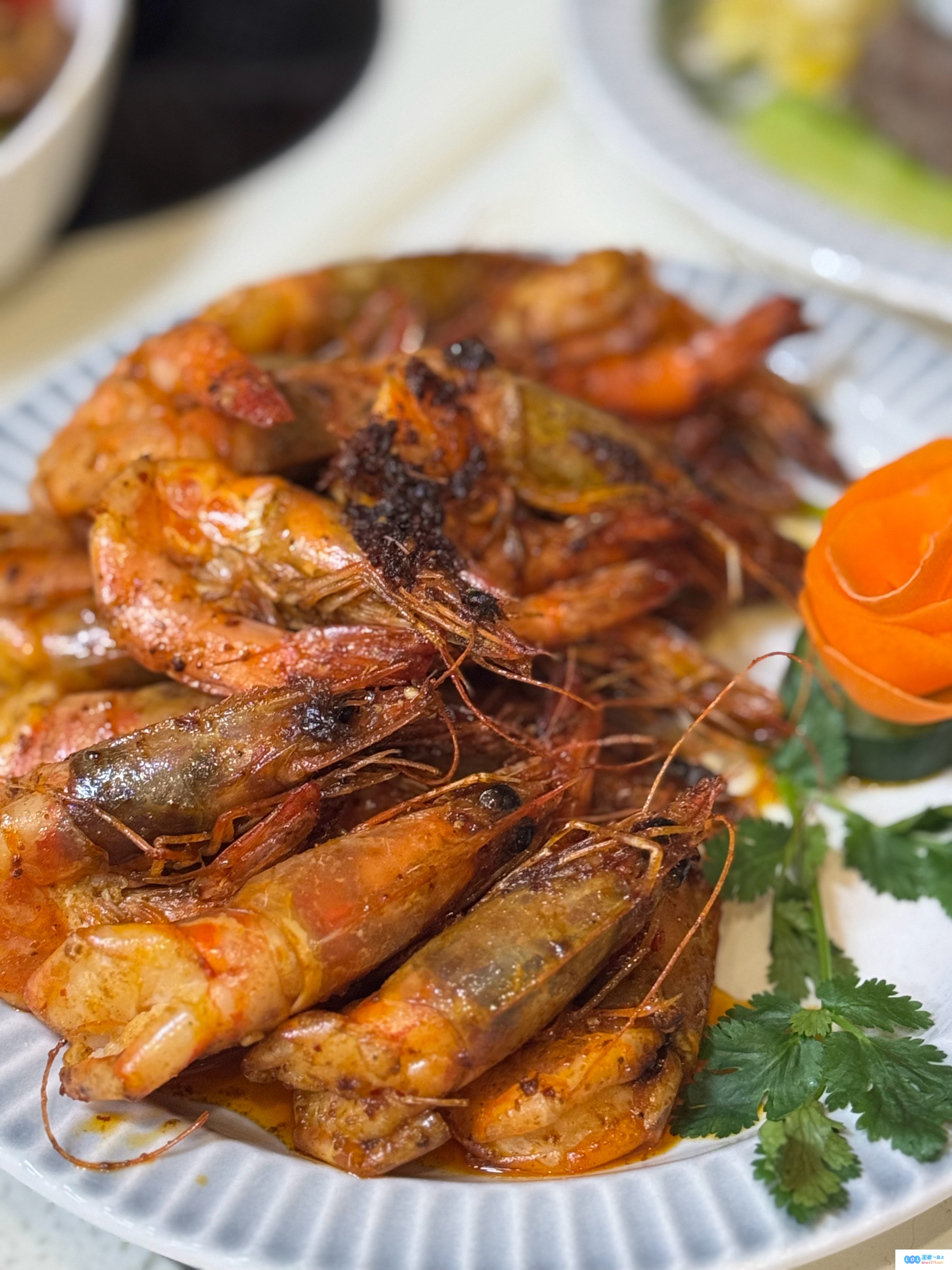 没有泡菜也无妨！iG阿布今日晚餐美食图：色香味俱全的油焖大虾、红烧排骨与经典炒回锅肉纯正中餐盛宴