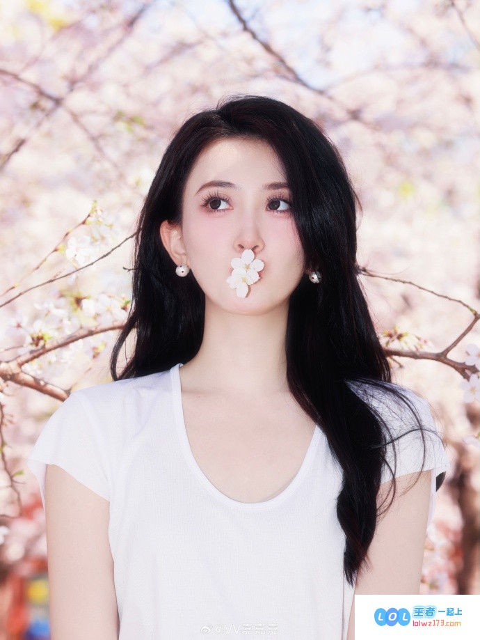 美哭了姐姐😍无畏契约V嘉晒照：春装第一件樱花下的红白配