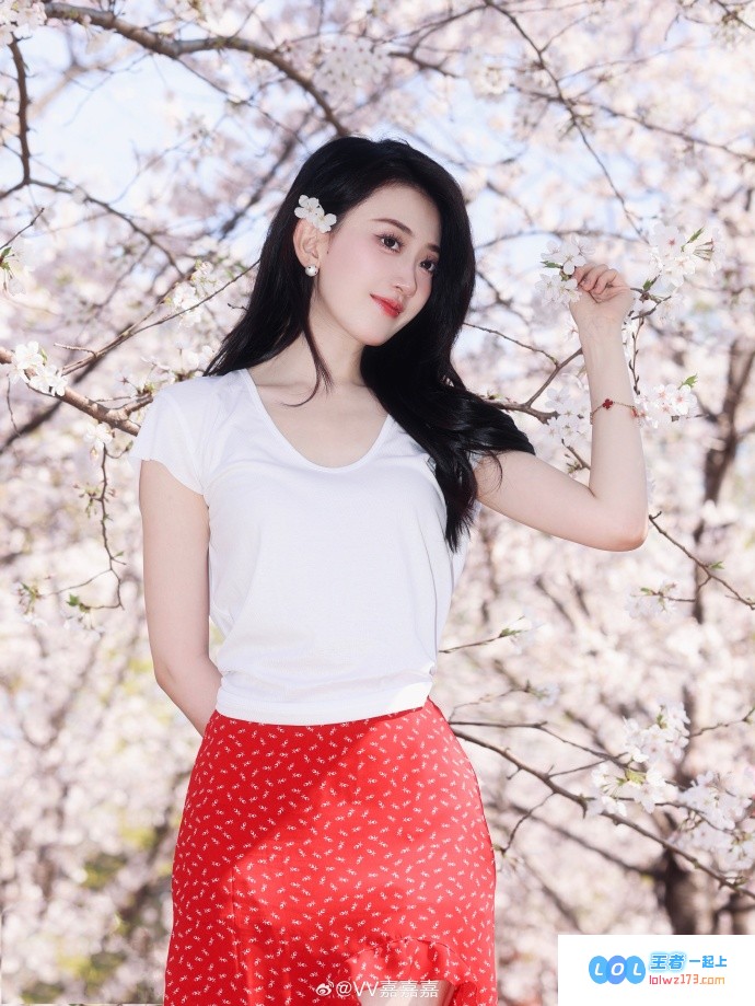 美哭了姐姐😍无畏契约V嘉晒照：春装第一件樱花下的红白配